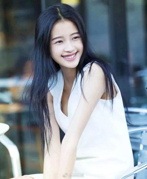 娱乐吃瓜李沁是谁,娱乐圈的清新“吃瓜”小花